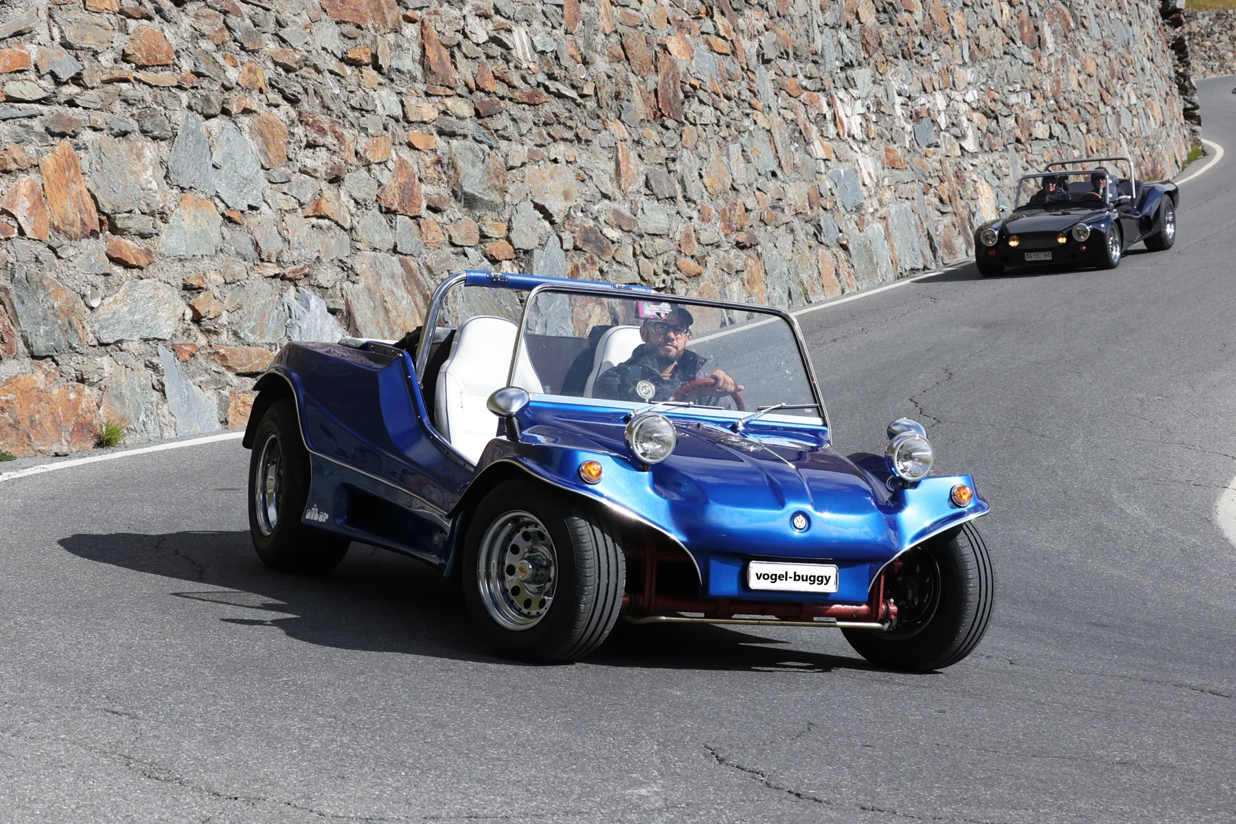 Domeniks blauer Buggy auf einer kurvigen Bergstrasse