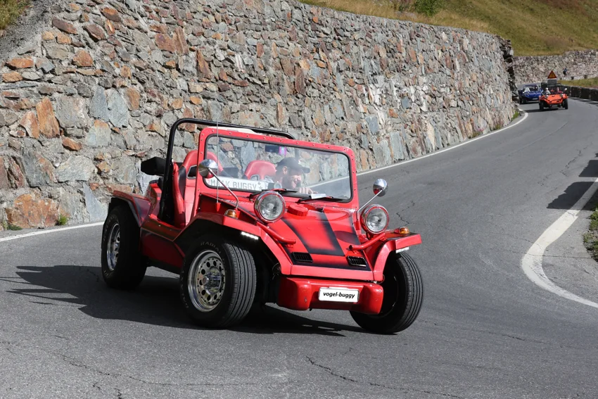 Maiks roter Buggy auf einer Bergstrasse